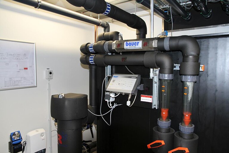 Die chemiefreie Wasseraufbereitung wurde ebenfalls in den Container integriert. (Foto: L&R Kältetechnik)
