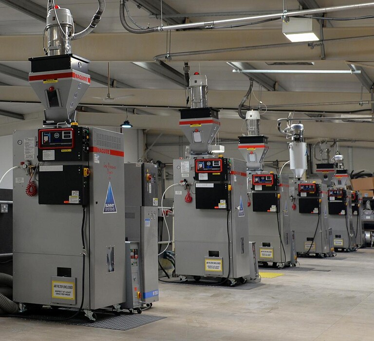 Fünf der sieben LPD-Vakuumtrockner bei R&D/Leverage. (Foto: Maguire)