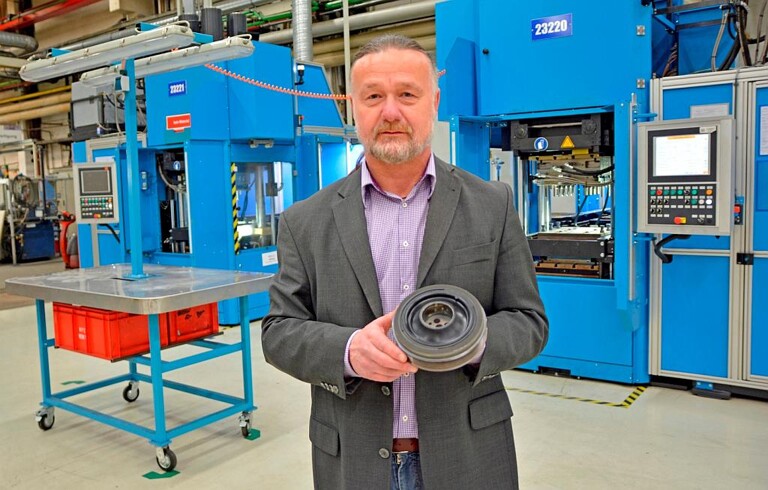 Michael Metzinger, Entwicklung Elastomertechnik (Material-Prozess-Werkzeug) von Winkelmann: „Durch die Verwendung eines Kaltkanals kann das unvernetzte EPDM-Material bis zum Injektionspunkt gekühlt geführt werden.“ (Foto: Provido)