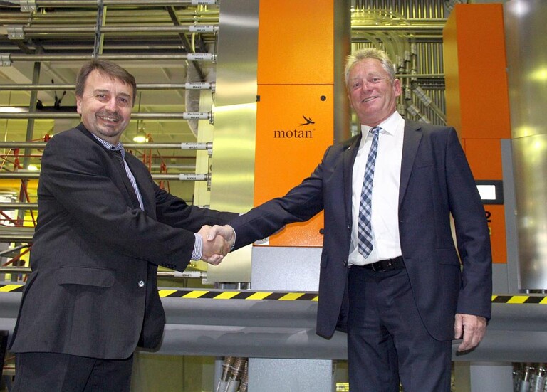 Krassimir Trifonov, CEO Arexim Engineering Ltd. (l.) und Detlev Schmidt, Sales Director Motan-Colortronic Gmbh, Deutschland (r.) haben die zentrale Materialversorgung gemeinsam realisiert. (Foto: Motan-Colortronic)