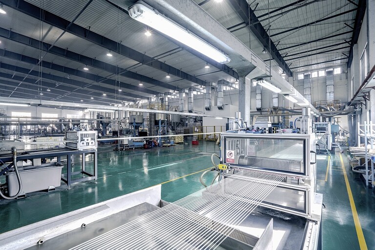 2017 kaufte Sunway bei ProTec die erste LFT-Pultrusionsanlage mit 32 Strängen und einer Produktionskapazität von 500 kg/h Pellets (im Vordergrund), 2019 eine zweite Einheit mit 64 Strängen und einem doppelt so hohen Output. (Foto: ProTec Polymer Processing)