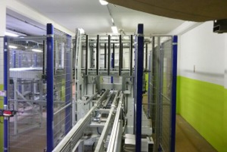 Die Abstapelung der EPS-Fertigplatten erfolgt im Bundstapler als zweimal 500 mm hohe Doppelbunde (Foto: Bürkle)