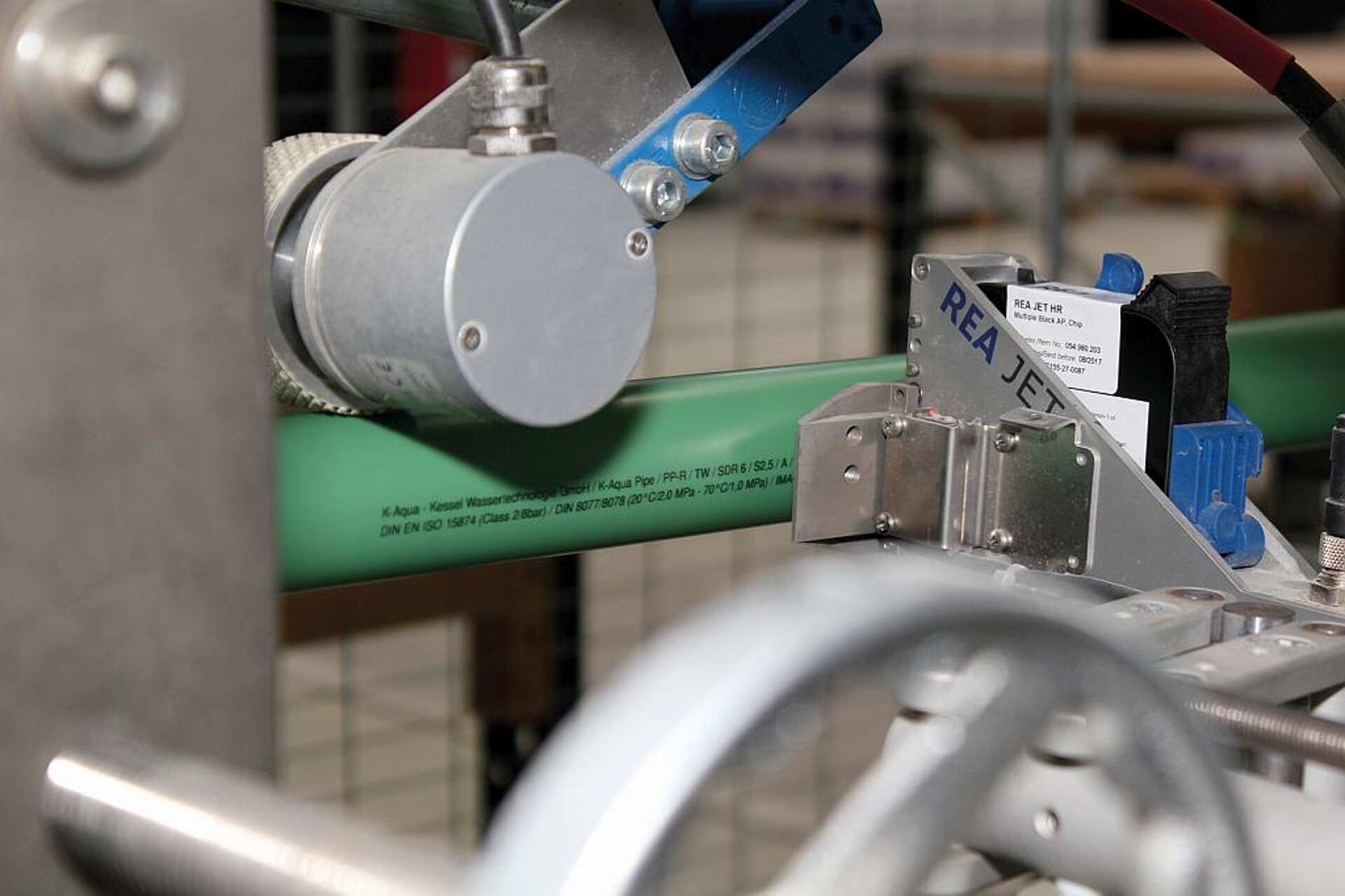 Extrudierte Rohre kennzeichnet der Rea Jet HR Tintenstrahldrucker hochauflösend und mit guter Haftung und Lesbarkeit. (Foto:Rea)