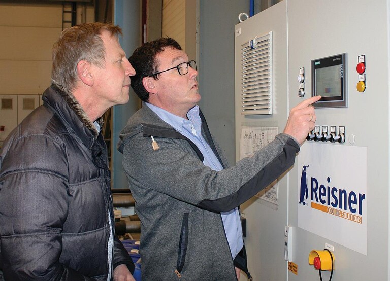 DRS-Geschäftsführer Andreas Seibel (l.) und Reisner-Geschäftsführer Thomas Imenkämper lesen am übersichtlichen Touchpanel des Systems ab, wie sich die Anlage jedem Betriebspunkt anpasst. (Foto: Reisner)