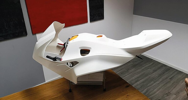 Motorradverkleidung, die in zwölf Einzelteilen gedruckt, mit Plasma behandelt und verklebt wurde. (Foto: Creabis GmbH)