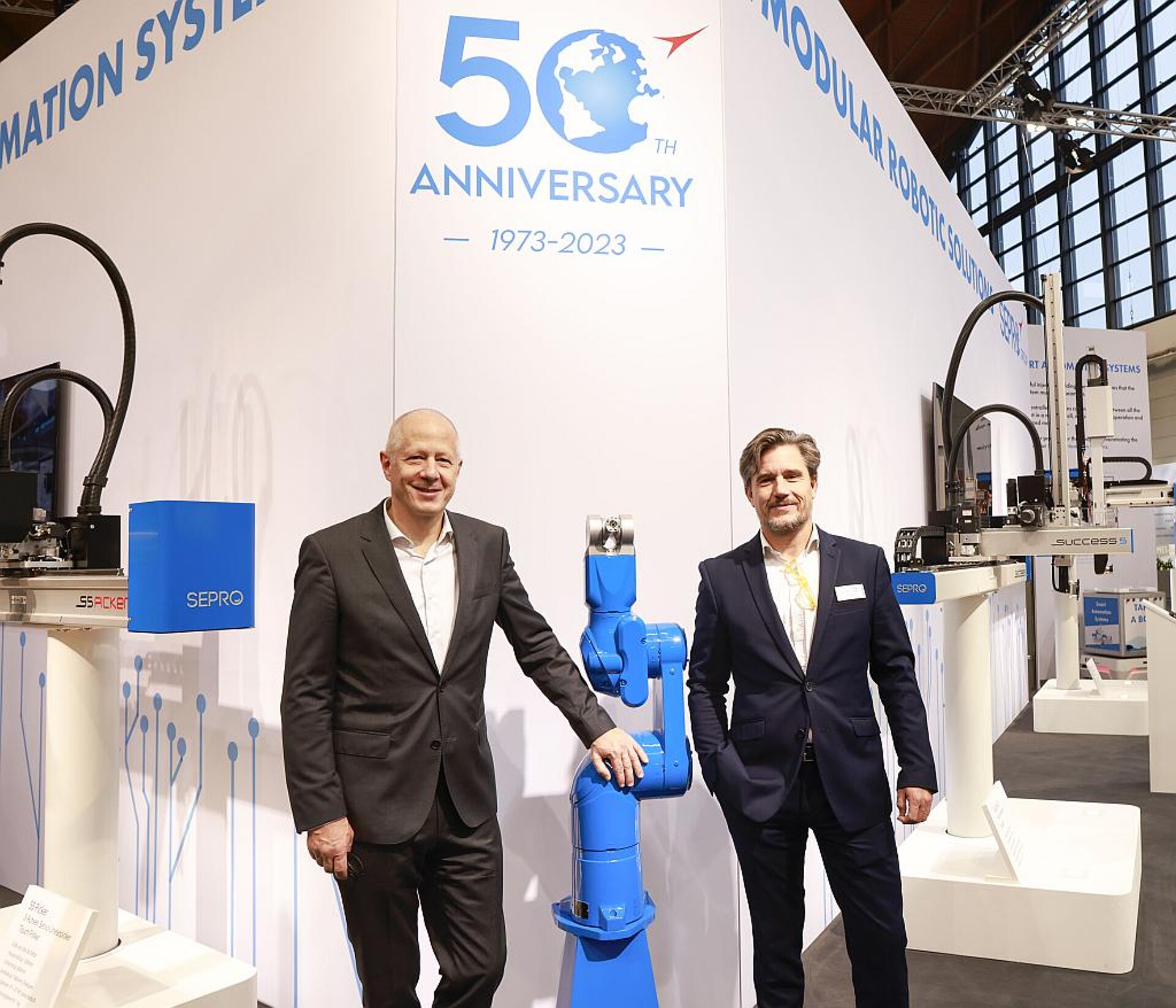 Charles de Forges (rechts), CEO der Sepro Gruppe, und Geschäftsführer Bertrand Humel informierten auf der Fakuma zu neuen Entwicklungen. (Foto: K-PROFI)