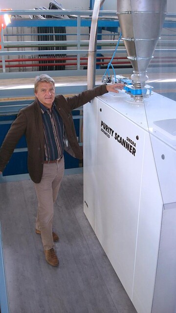 Bruno Ofner, Geschäftsführer Minger: „Wir setzen den Purity Scanner Advanced von Sikora zur Inspektion und Sortierung von Kunststoffgranulat ein.“ (Foto: Sikora)