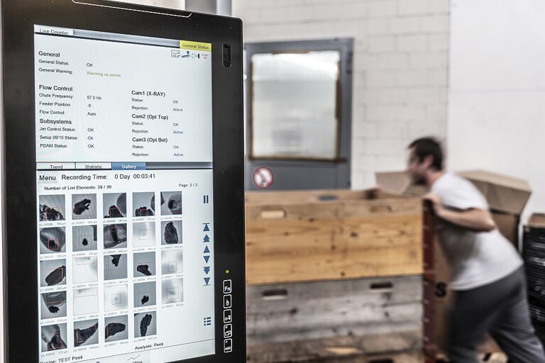Prozessdaten mit Bildergalerie kontaminierter Pellets werden am Monitor übersichtlich angezeigt und ausgewertet. (Foto: Sikora)