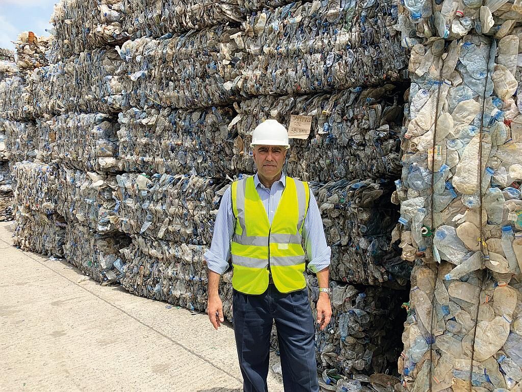Extrupet-Leiter Ravi Chanrai vor PET-Ballen, die auf ihre Verarbeitung warten. (Foto: Extrupet)
