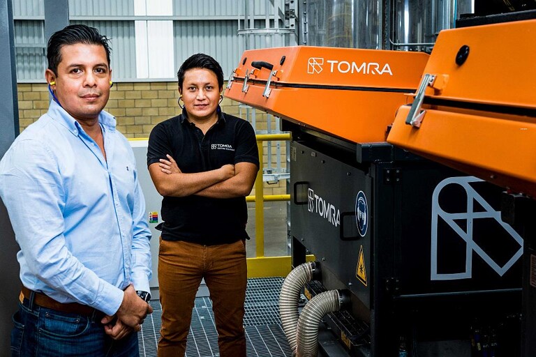 Alejandro Barraza Vazquez, Indorama Ventures EcoMex Plant Manager, und Julio Barrientos, Recycling Sales Manager von Tomra in Mexiko. (Foto: Tomra)