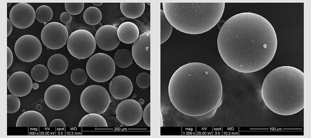 Links: Mikrohohlkugeln Unicell HMS unter dem Elektronenmikroskop bei 500-facher Vergrößerung. Rechts: Mikrohohlkugeln Unicell HMS unter dem Elektronenmikroskop bei 1.000-facher Vergrößerung. (Abb.: Tramaco)