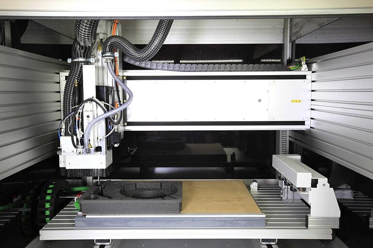 Zur Ver- und Bearbeitung von Schaumstoffen hat W.AG in zwei neue CNC-Fräsmaschinen investiert. (Foto: W.AG)