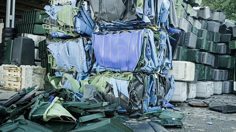 Mülltonnen, HDPE (High-Density Polyethylen) Rohre und verschmutzte Hartkunststoffabfälle. (Foto: Weima)