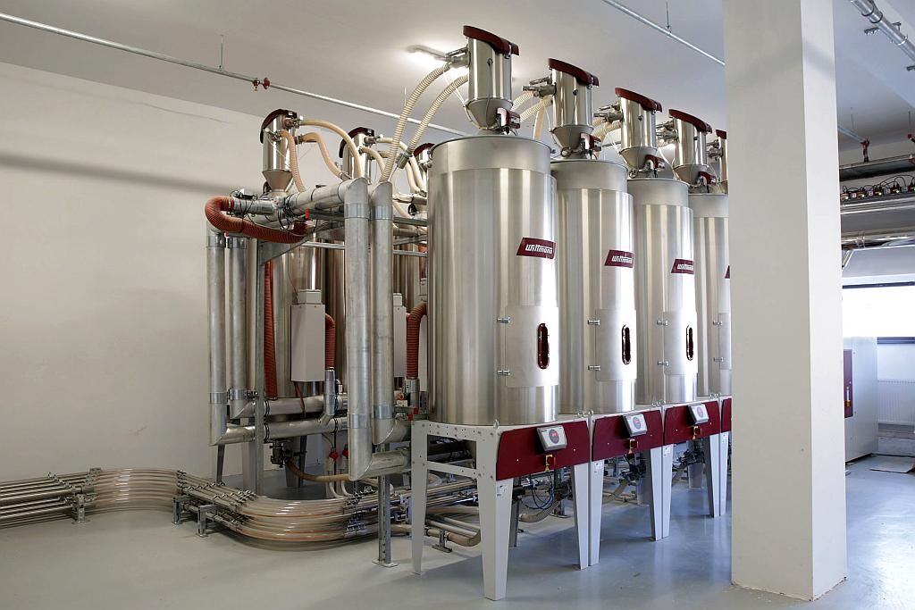 Wittmann Zentralförder- und Trocknungsanlage. (Foto: Wittmann Battenfeld Rumänien)