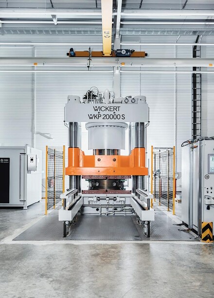 Die neue Elastomer-Presse WKP 20.000 S im Maschinenpark von Maxi-Press. (Foto: Maxi-Press)