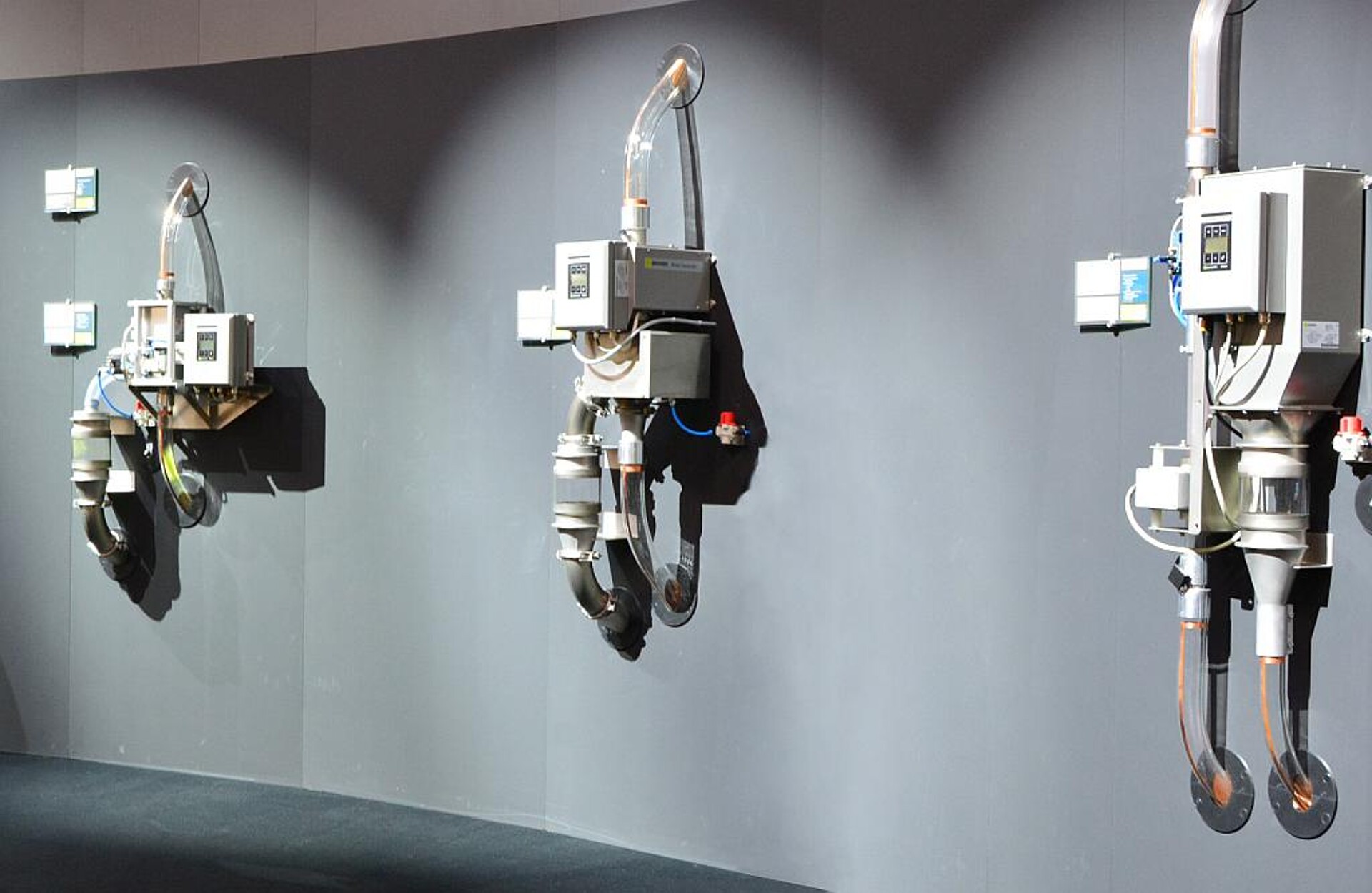 Drei „Fast Lane“-Metall-Separatoren zum Einsatz in der Kunststoffindustrie. (Foto: Sesotec)