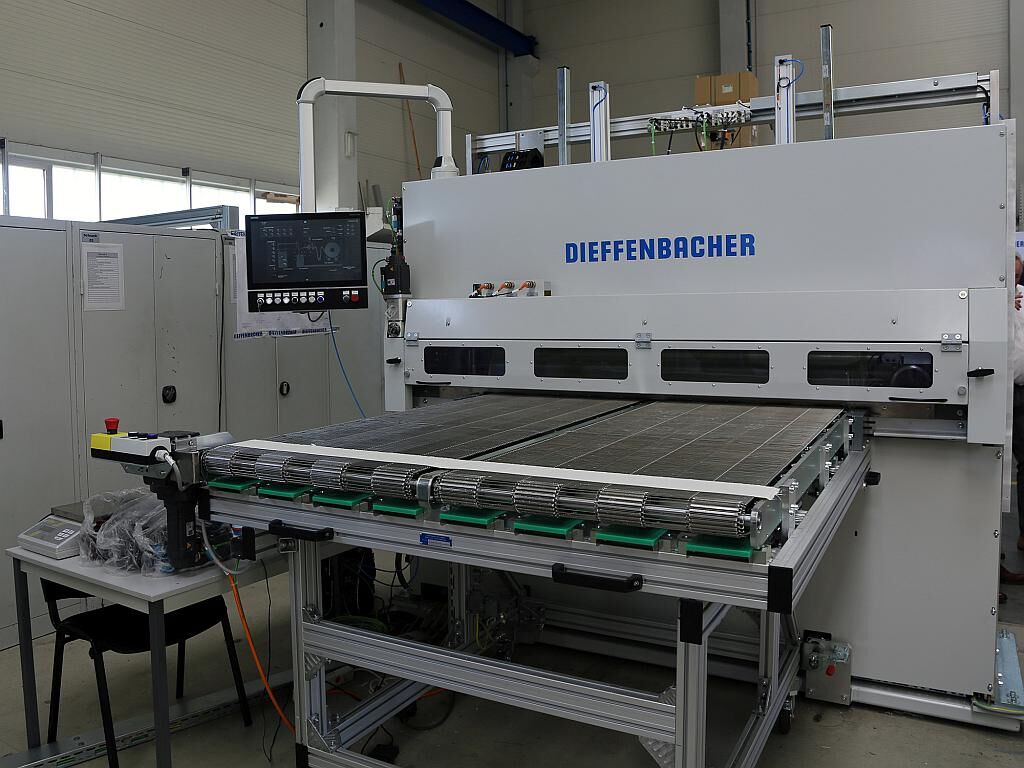 Die Schneideinheit kann komplexe Legebilder automatisiert umsetzen. (Foto: Dieffenbacher)