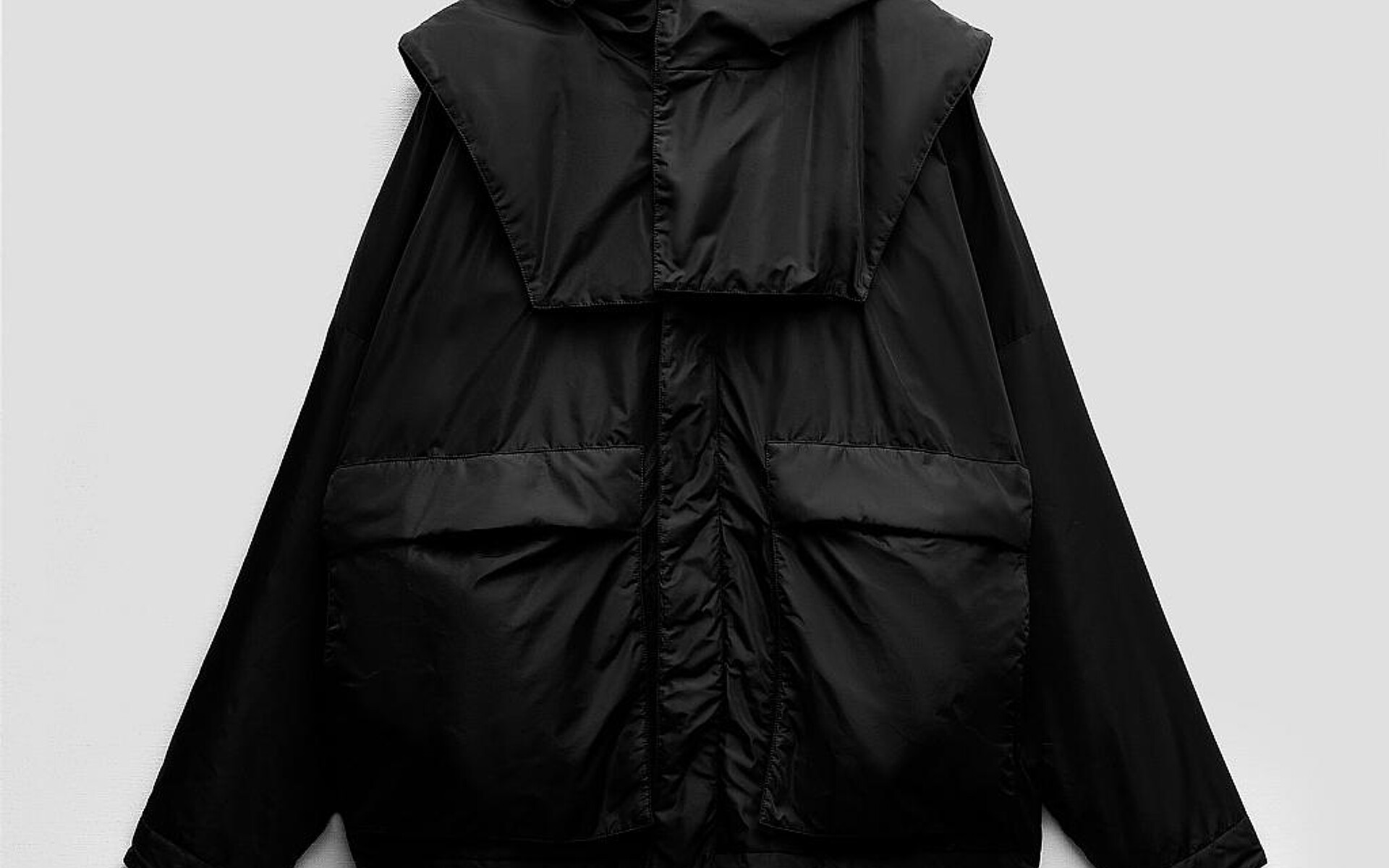 Die Jacke von Inditex ist komplett aus dem recycelten PA 6 loopamid gefertigt, das zu 100 % aus Textilabfällen besteht. (Foto: Inditex)