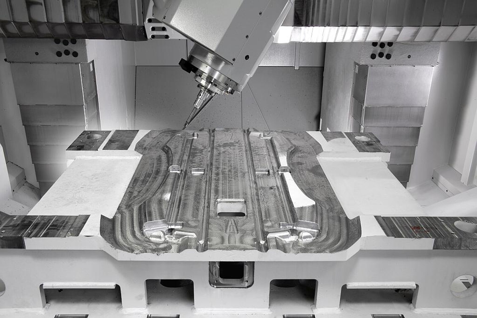 Mechanische Bearbeitung eines Werkzeugunterbaus aus Stahl auf einem 5-Achs-CNC-Zerspanungszentrum. (Foto: KraussMaffei)