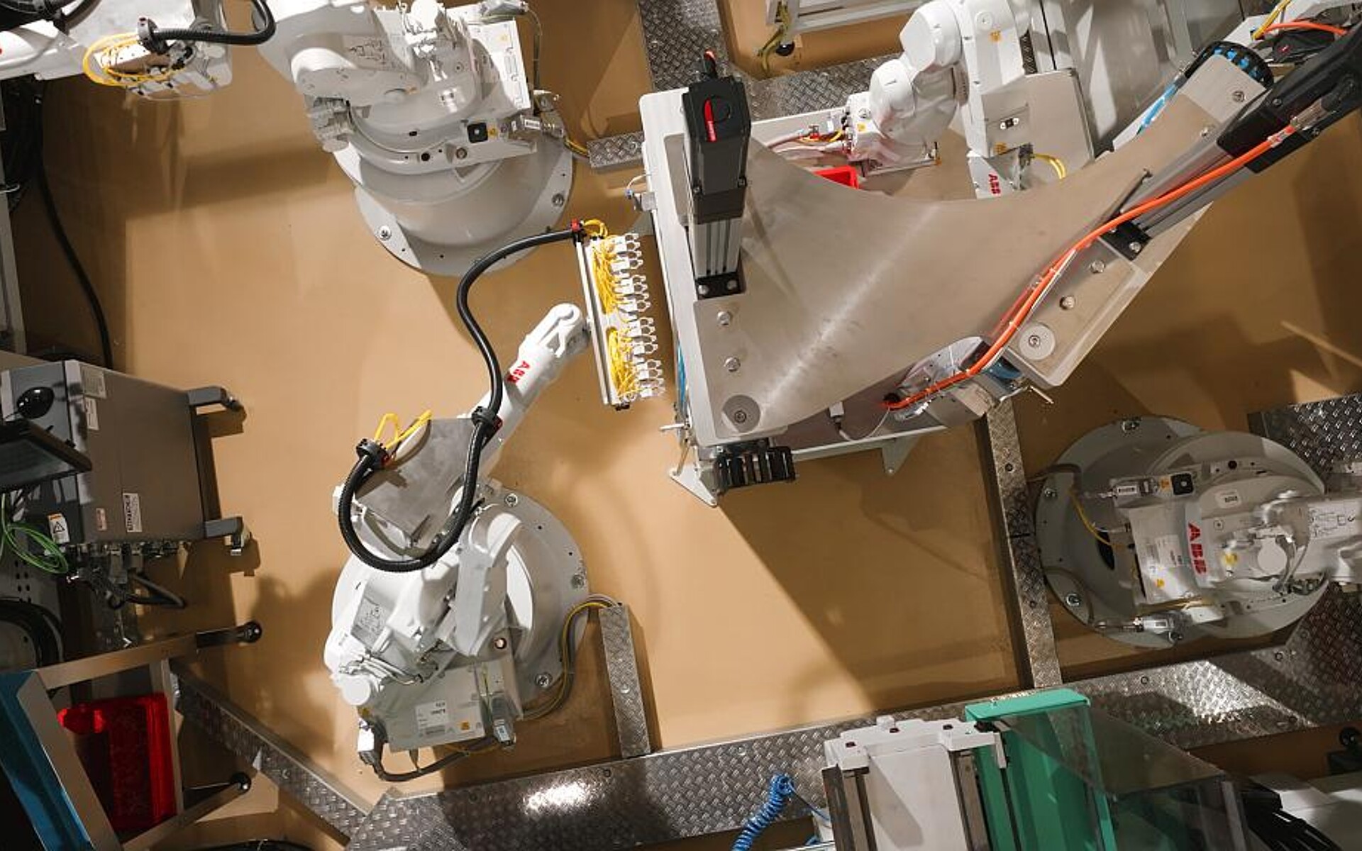 Bei der Herstellung von statischen Mischern für die Dentalbranche setzt medmix auf Robotertechnologie von ABB und kann dabei auf Zwischenspeicher verzichten. (Foto: ABB)