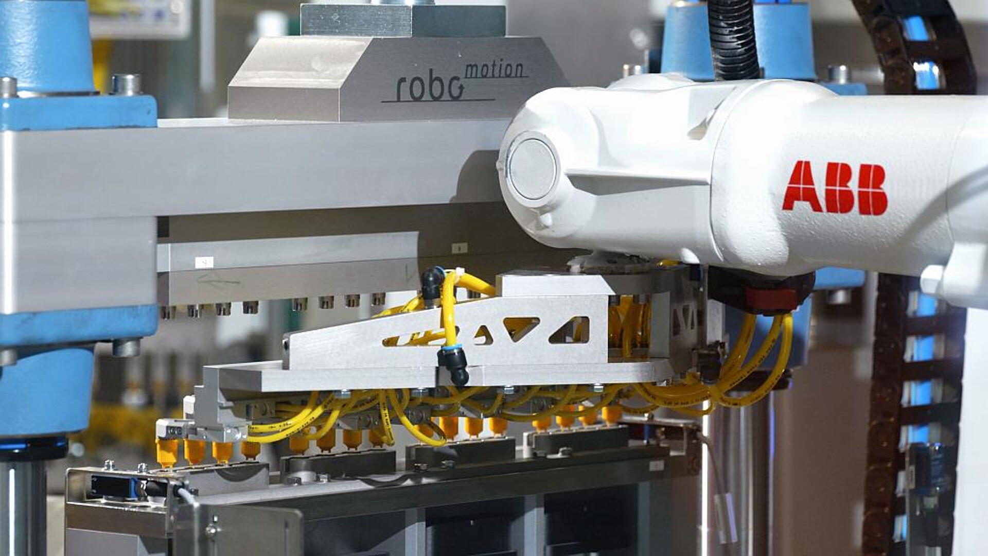 Der Einsatz der ABB-Roboter und die Zusammenführung von Spritzgießproduktion und Montage bietet für medmix zahlreiche Vorteile. (Foto: ABB)