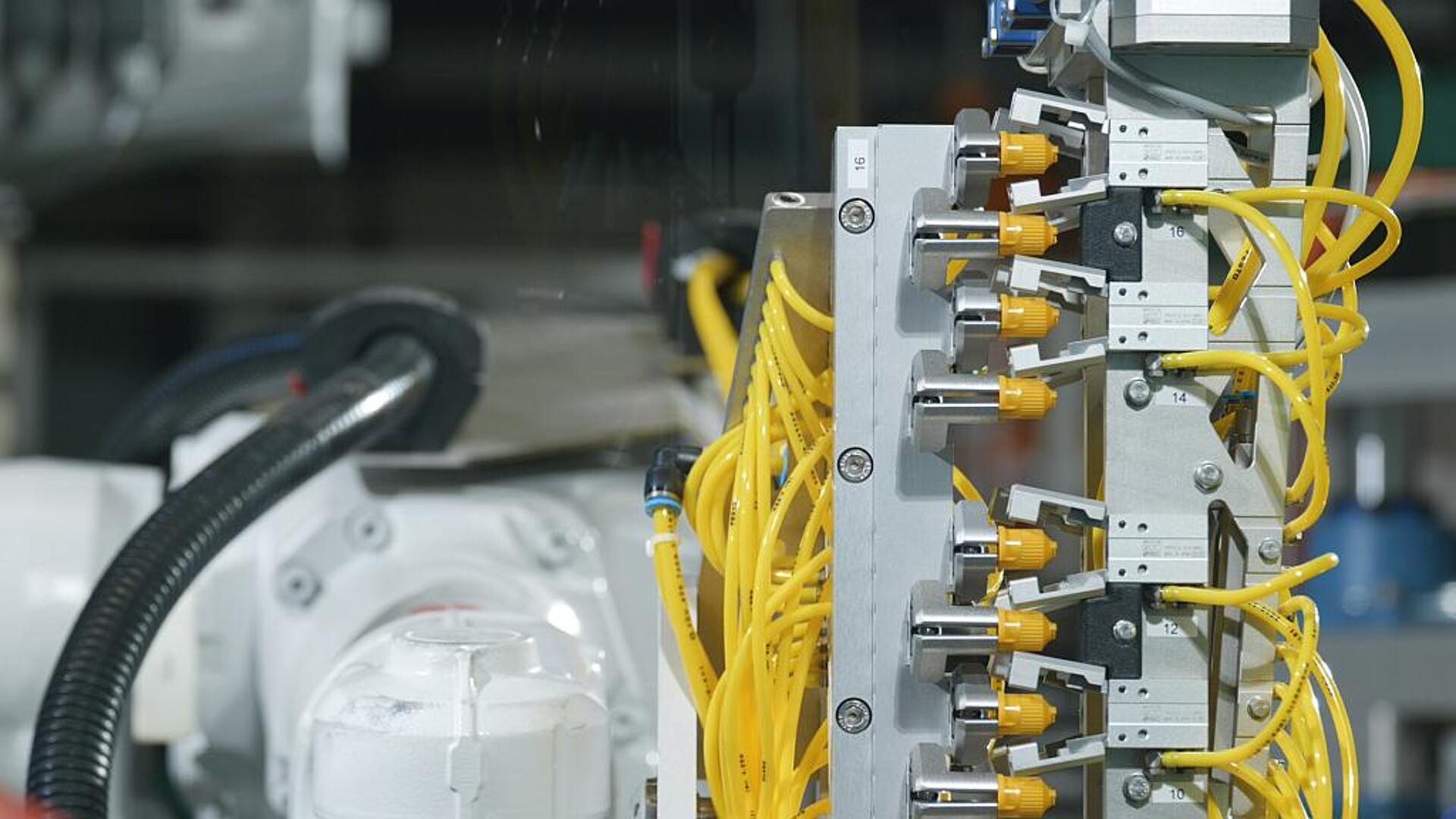 In der Anlage arbeiten vier ABB-Roboter parallel mit drei Spritzgießmaschinen zusammen. Drei Roboter entnehmen jeweils die Einzelteile aus den Spritzgießmaschinen und führen sie den nachfolgenden Prozessschritten zu. (Foto: ABB)
