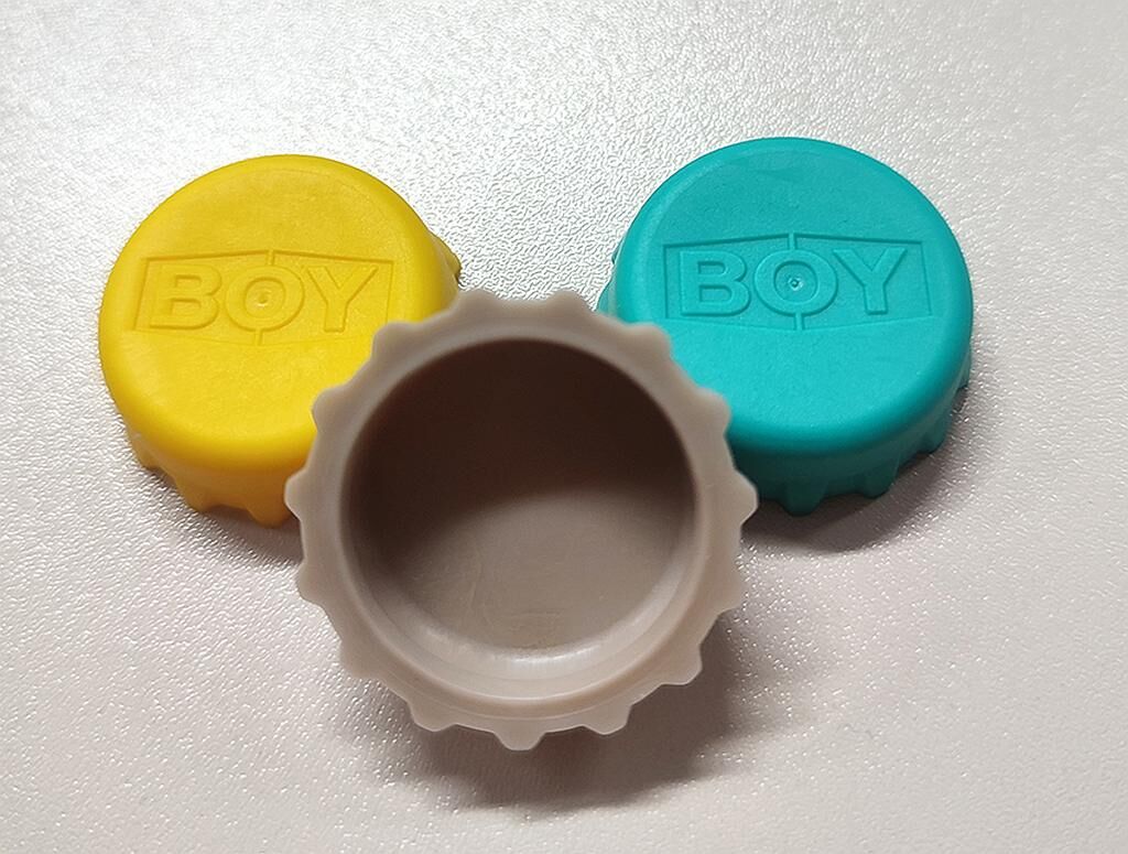 Während des Technologietags werden auf der Boy XS E Kronkorken aus TPE hergestellt. (Foto: Dr. Boy)