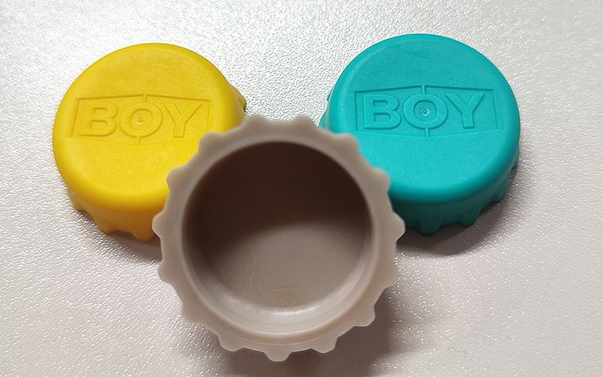 Während des Technologietags werden auf der Boy XS E Kronkorken aus TPE hergestellt. (Foto: Dr. Boy)