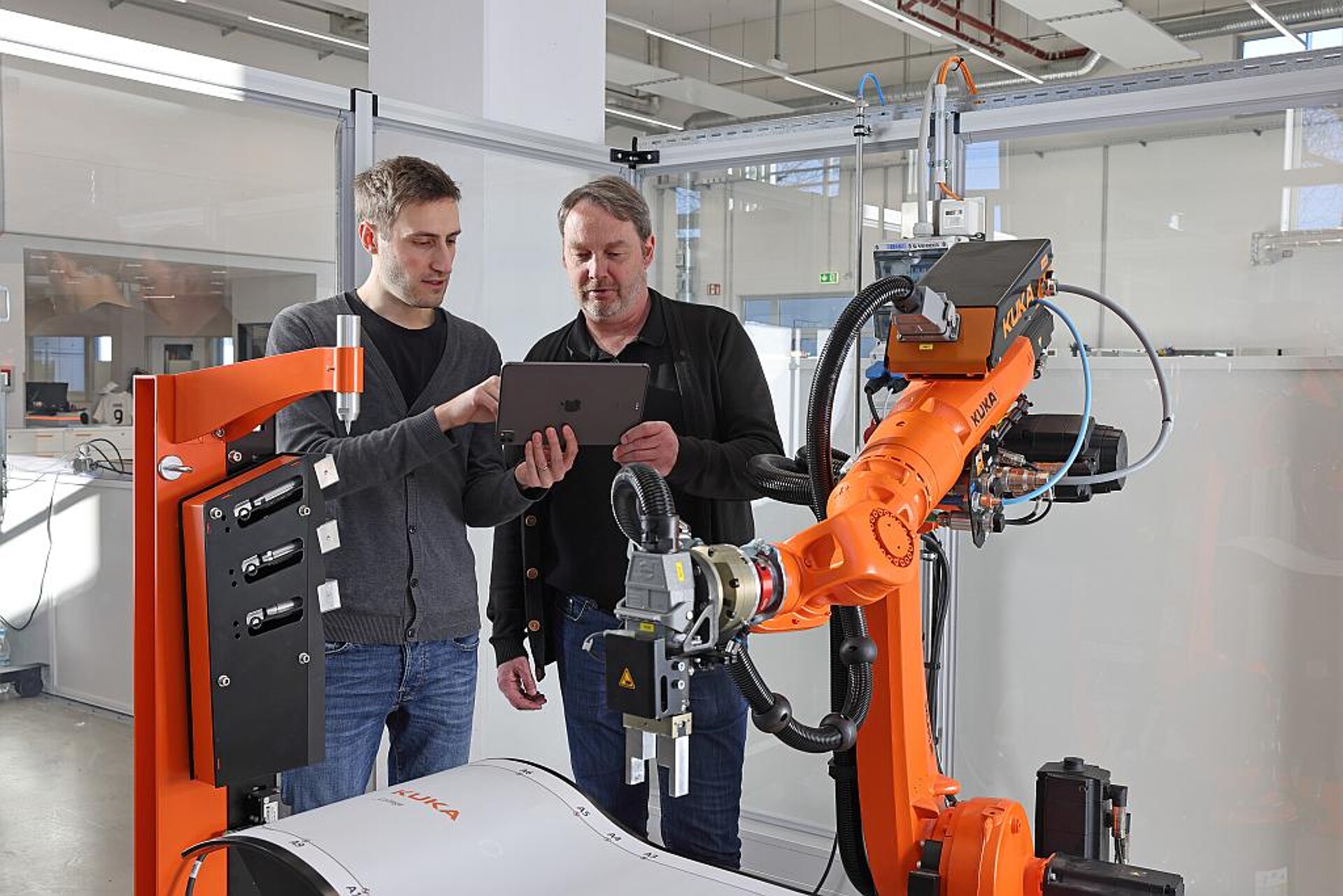 Kuka.MixedReality kann sowohl von robotikerfahrenen Anwendern als auch von Automatisierungseinsteigern genutzt werden. (Foto: Kuka)