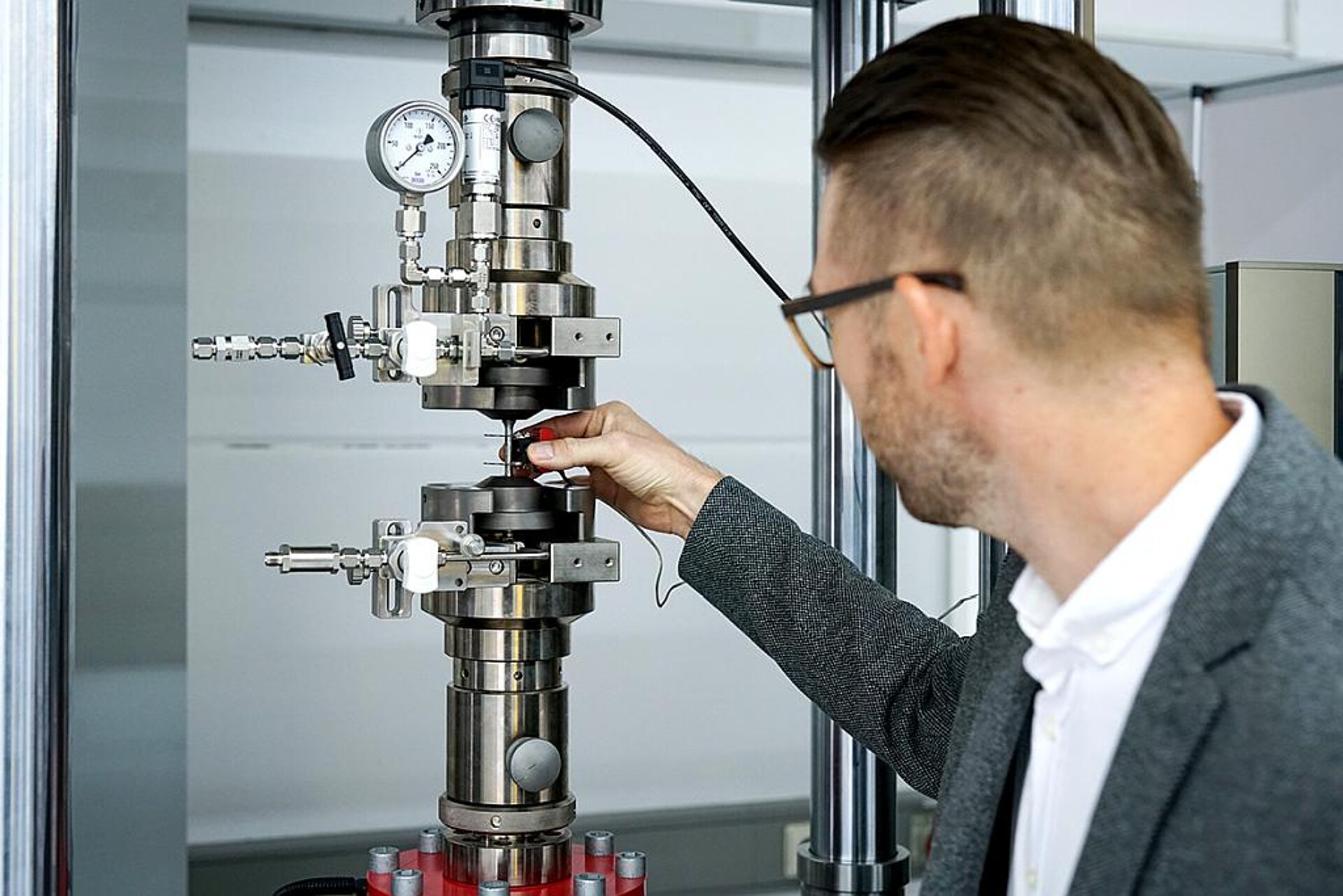 Für Scioflex- Geschäftsführer Dr. Bernd Schrittesser eröffnen ZwickRoell-Prüfsysteme ein komplett neues Feld der Materialcharakterisierung unter Einfluss von Wasserstoff. (Foto: Scioflex Hydrogen)