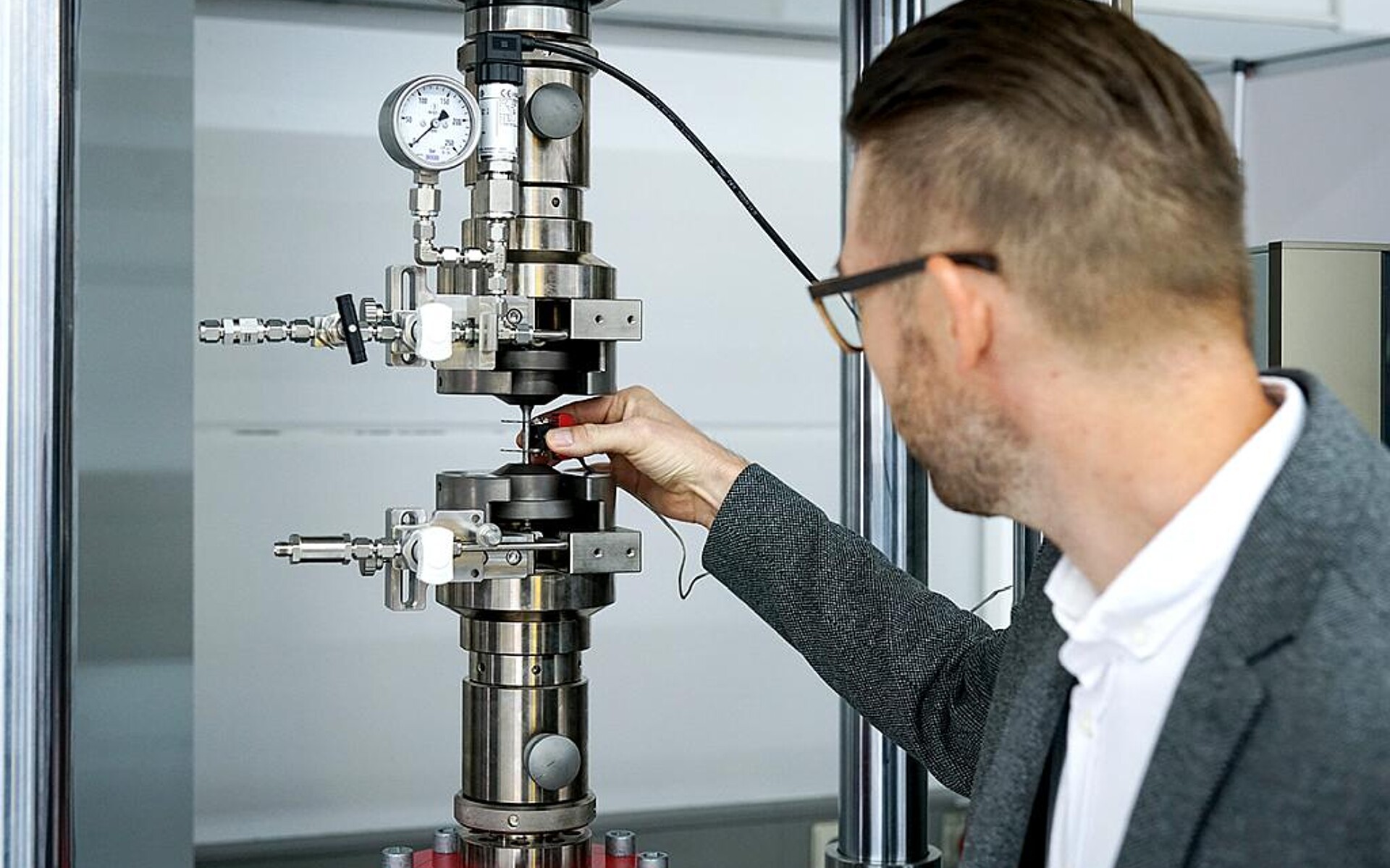 Für Scioflex- Geschäftsführer Dr. Bernd Schrittesser eröffnen ZwickRoell-Prüfsysteme ein komplett neues Feld der Materialcharakterisierung unter Einfluss von Wasserstoff. (Foto: Scioflex Hydrogen)