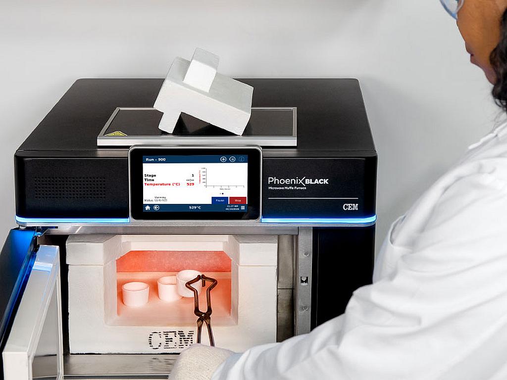 Sauberes Arbeiten ermöglicht der Muffelofen Phönix Black. (Foto: CEM)