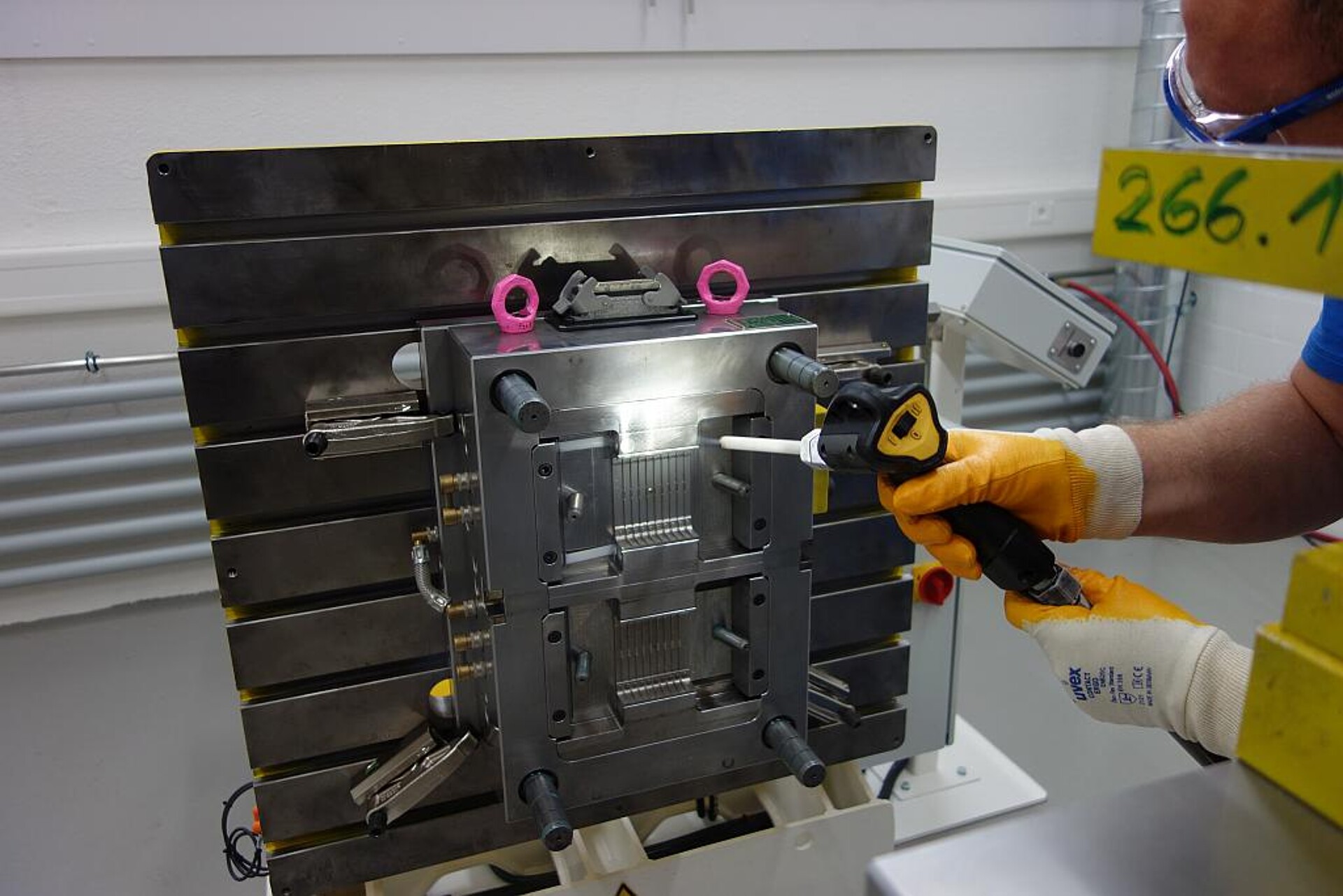 Die Firma Geberit reinigt ihre hochkomplexen Spritzgießwerkzeuge mit Trockeneisstrahlen. (Foto: Cold Jet)