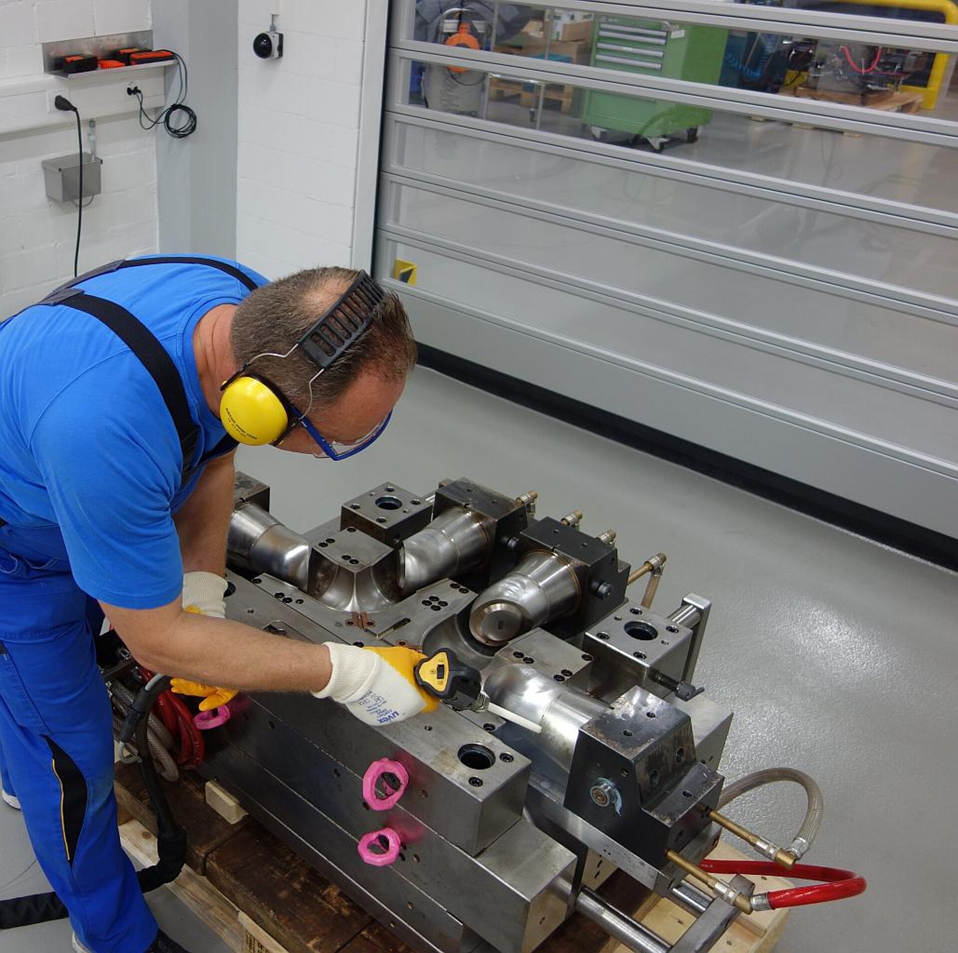 Die Cold Jet Systeme werden täglich in der Firma Geberit bei den Intervall-Reinigungen in der Produktion sowie stationär an der Werkbank oder auf der Inspektionsvorrichtung genutzt. (Foto: Cold Jet)