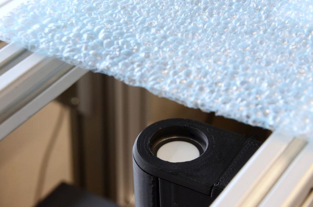 Ultraschallwandler bei der Prüfung eines extrudierten Kunststoffschaumes. (Foto: SKZ)