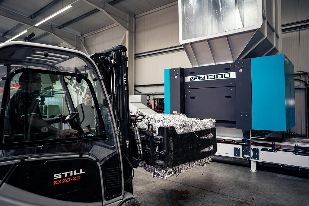 … sowie zu Ballen gepresste Stanzgitterreste (Post-Industrial-Abfälle). (Foto: Vecoplan AG)