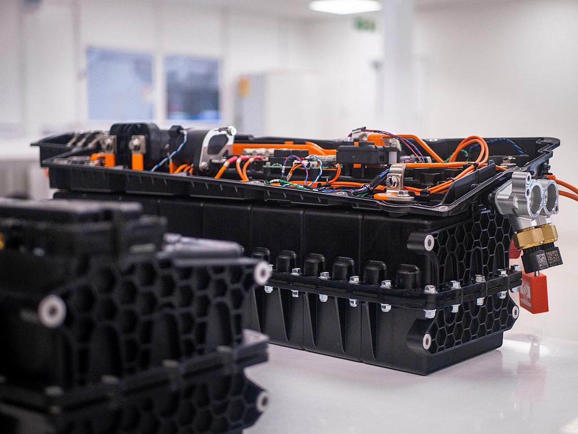 Zwei Polyamide der BASF stecken in der leistungsstarken Batterie für ein High-Speed-Hybridauto. (Foto: RML Group)
