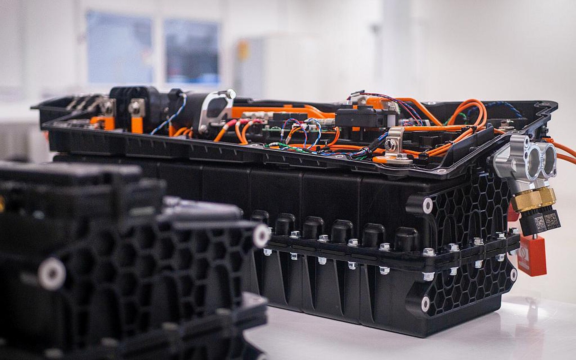 Zwei Polyamide der BASF stecken in der leistungsstarken Batterie für ein High-Speed-Hybridauto. (Foto: RML Group)