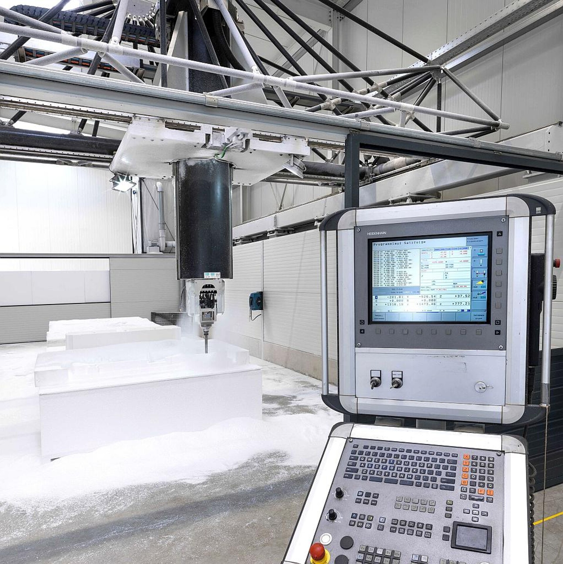 Die CNC-Großfräse der Gießerei Blöcher hat einen Arbeitsbereich von 8.000 x 4.000 mm und kann entsprechend große Modelle aus Polystyrol fertigen. (Foto: Blöcher)