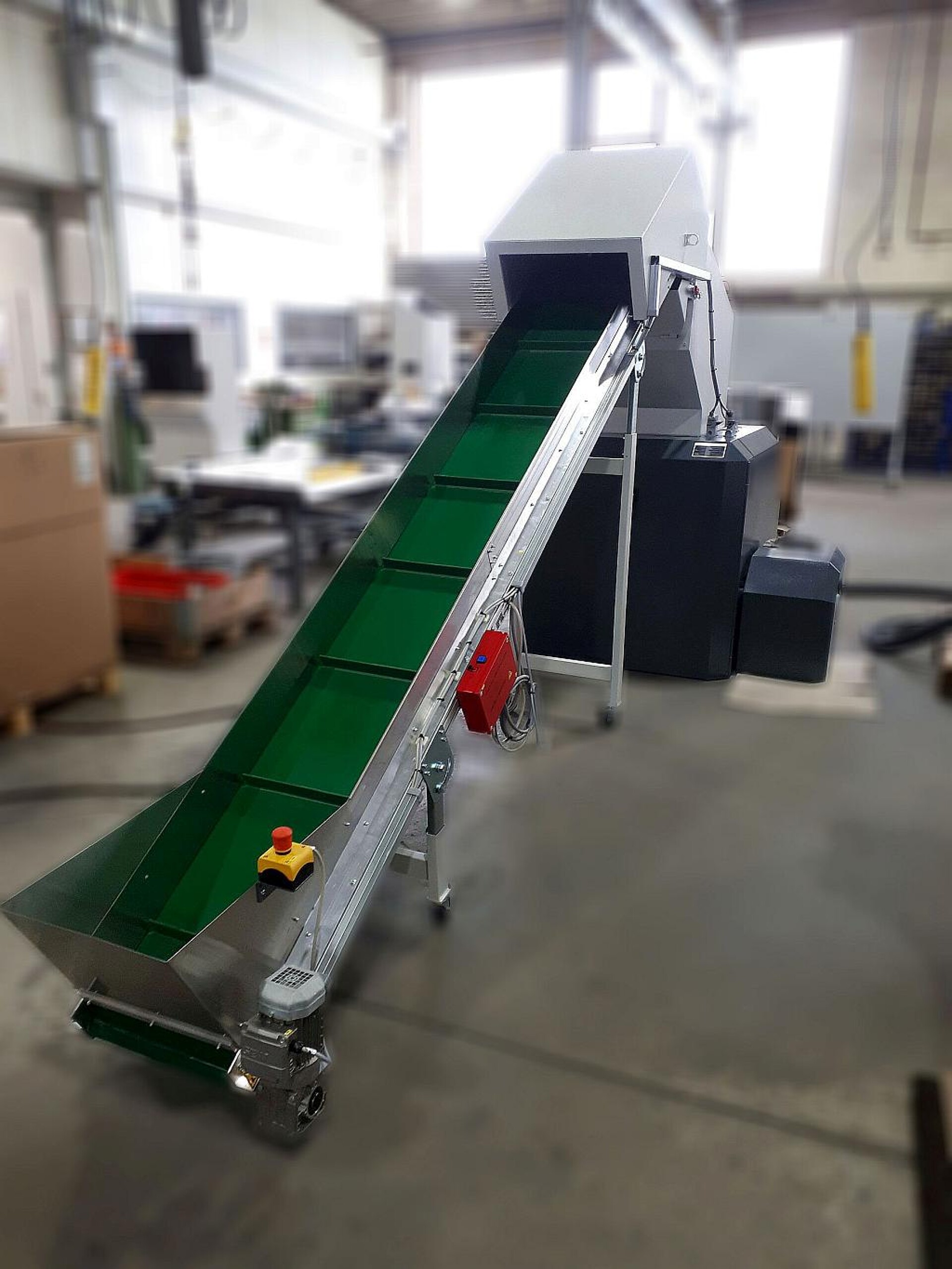 Zerkleinerungsmühle mit Steigförderband zur kontinuierlichen, automatischen Zerkleinerung blasgeformter Behälter und Butzen kurz vor der Auslieferung. (Foto: Getecha)