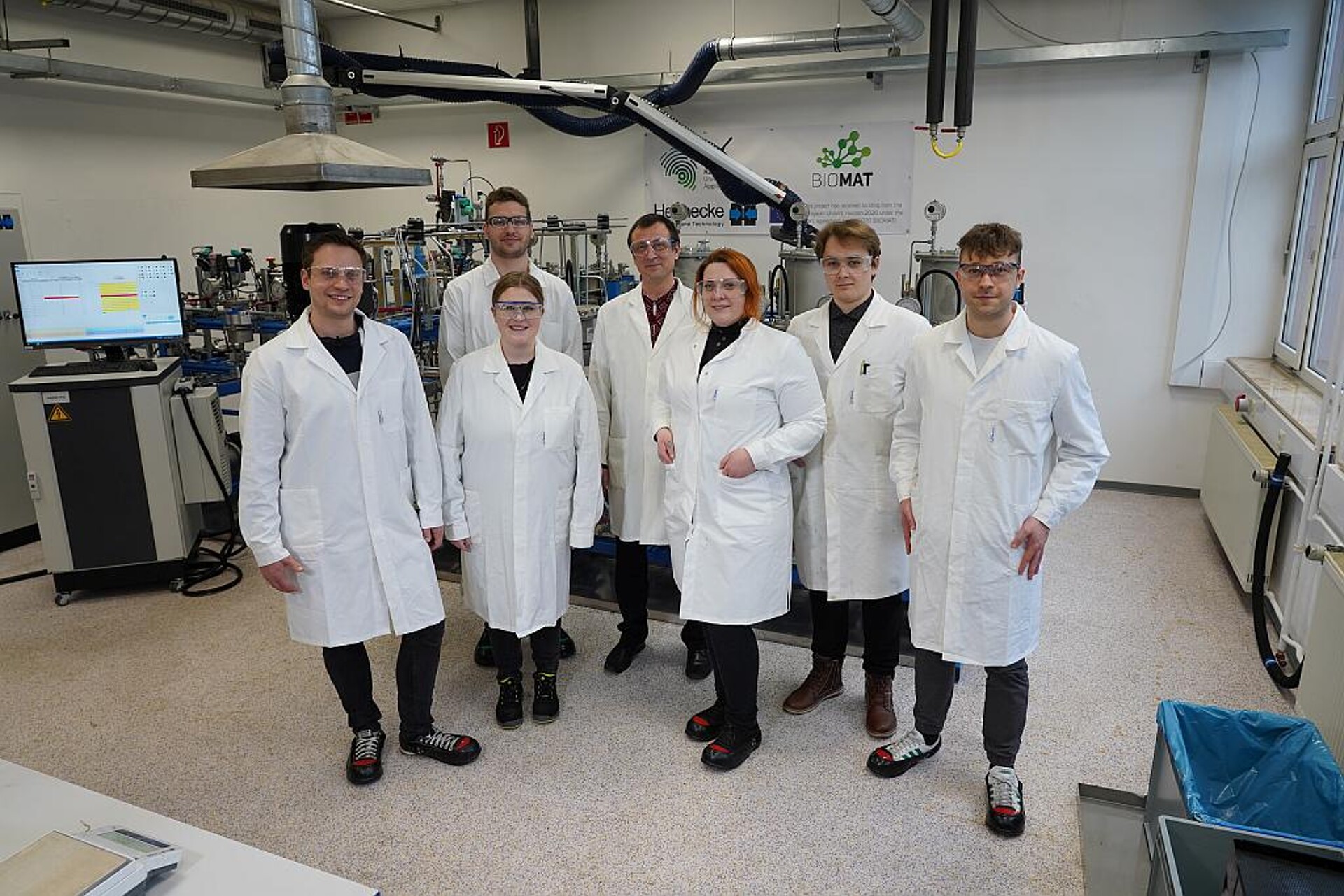 Das Biomat-Team der Hochschule Kaiserslautern, Arbeitsgruppe Polymerchemie unter der Leitung von Prof. PhD Sergiy Grishchuk. (Foto: Hennecke)