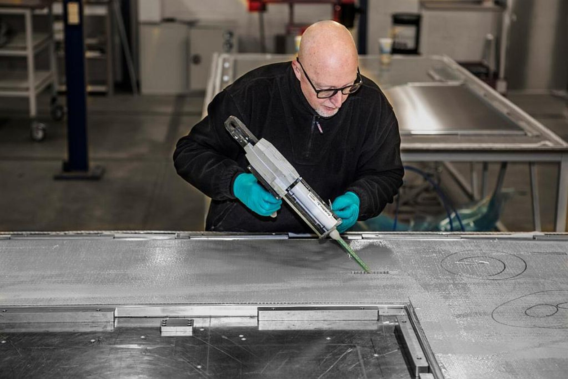 In der auf Sandwichpaneele spezialisierten Produktionsabteilung werden Carbon- und Glasfaserplatten sowie Aluminiumbleche mit einem Schaum- oder Wabenkern kombiniert. (Foto: Refitech)