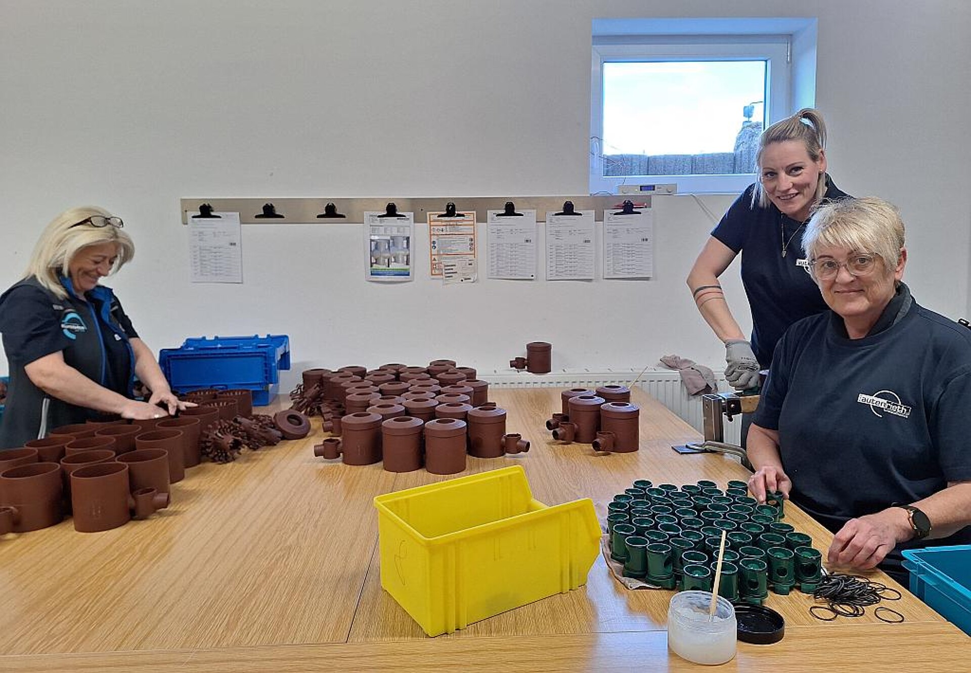 Das 1A Autenrieth-Team montiert im Auftrag Fallrohrfilter. (Foto: Autenrieht-Kunststofftechnik)