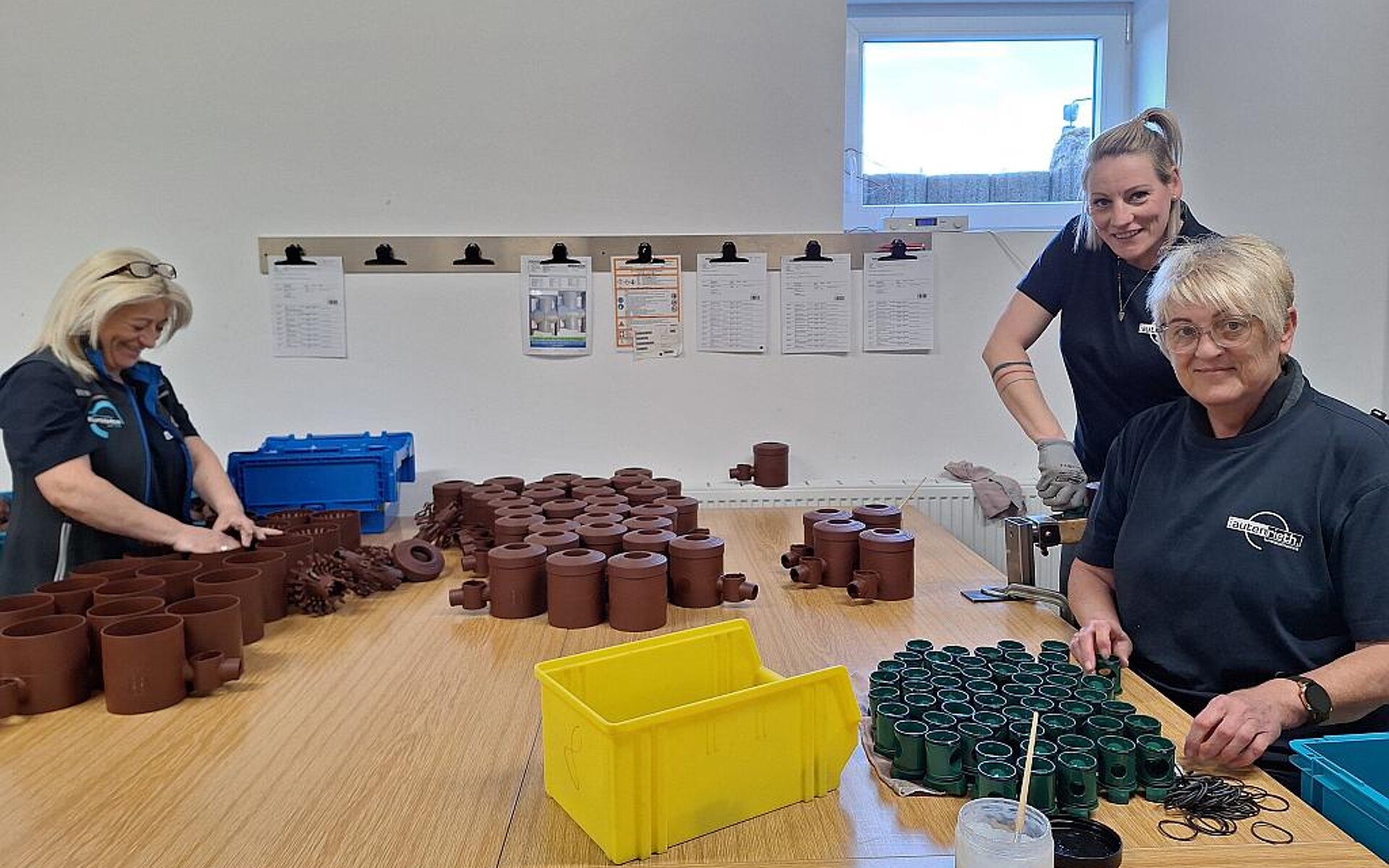 Das 1A Autenrieth-Team montiert im Auftrag Fallrohrfilter. (Foto: Autenrieht-Kunststofftechnik)