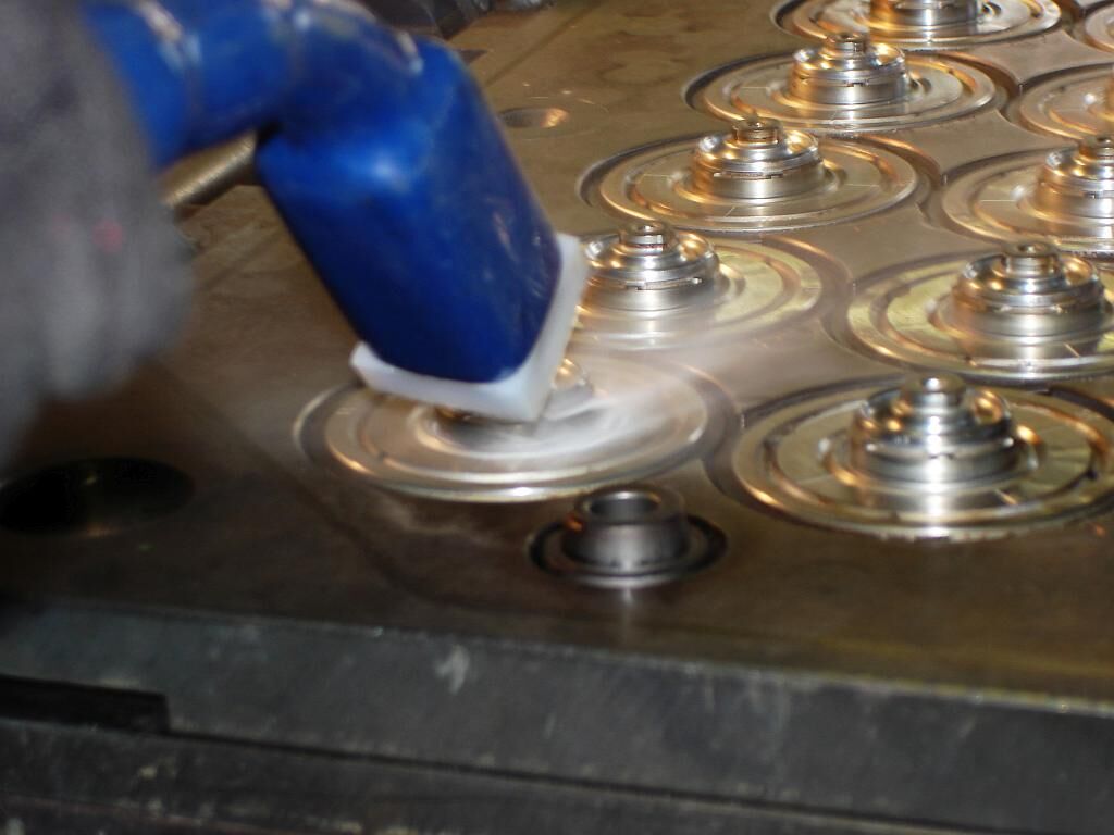 Trockeneisreinigung einer O-Ringform. (Foto: Cold Jet)