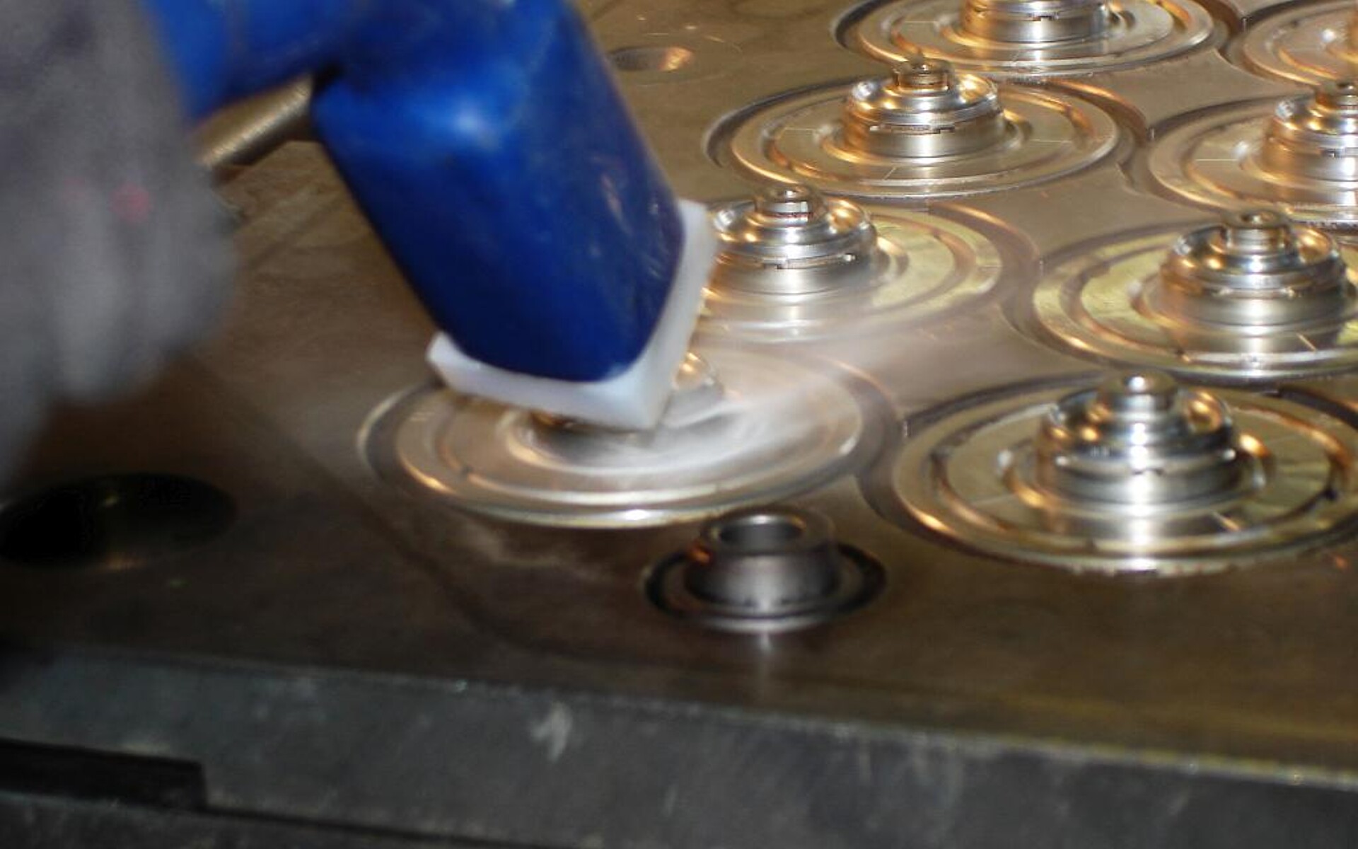 Trockeneisreinigung einer O-Ringform. (Foto: Cold Jet)