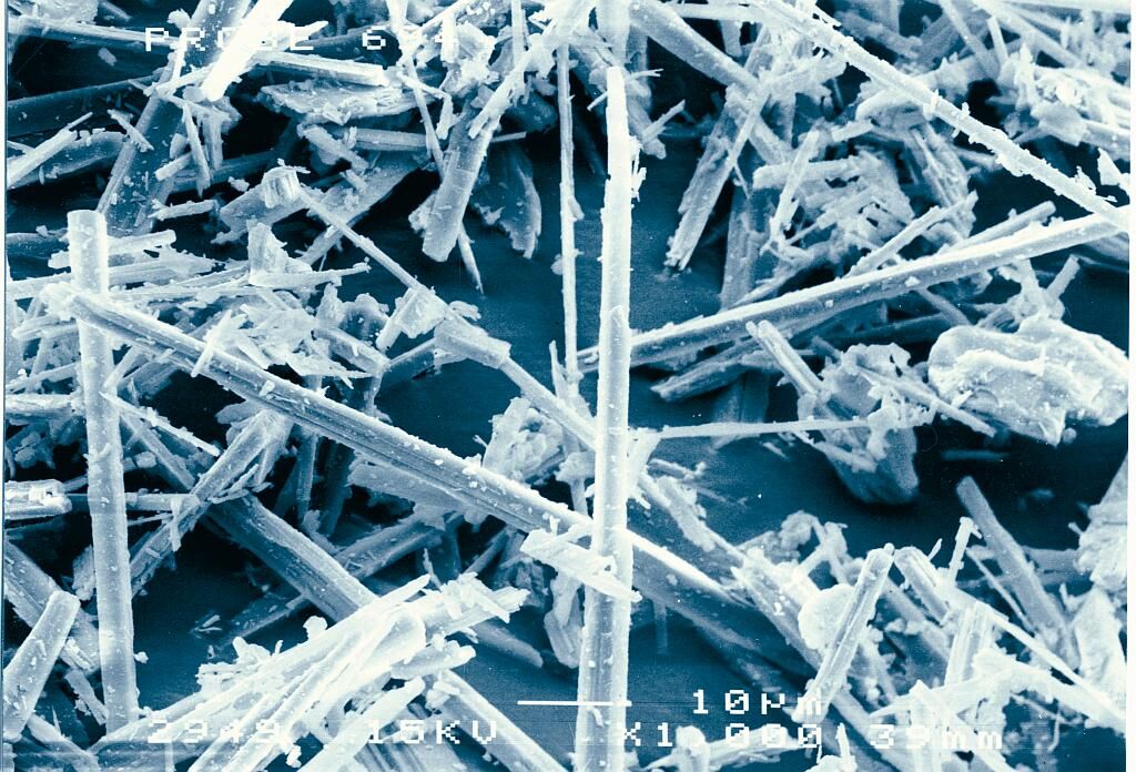 Das langnadelige Mineral Wollastonit bringt eine gute Verstärkungswirkung mit. (Foto: Quarzwerke)