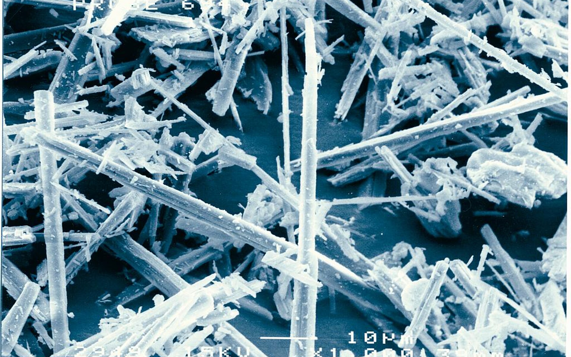 Das langnadelige Mineral Wollastonit bringt eine gute Verstärkungswirkung mit. (Foto: Quarzwerke)