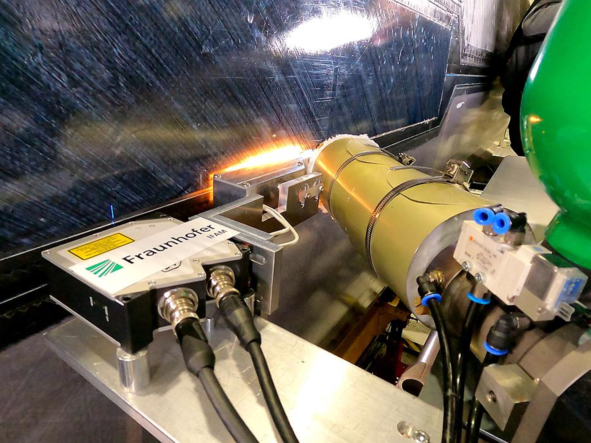 Der Gap-Filling-Endeffektor realisiert das thermoplastische Spaltfüllen mittels Extruder nach dem CO2-Laserschweißen der Butt-Straps auf die Rumpfschalen (Projekt BUSTI). (Foto: Fraunhofer IFAM)