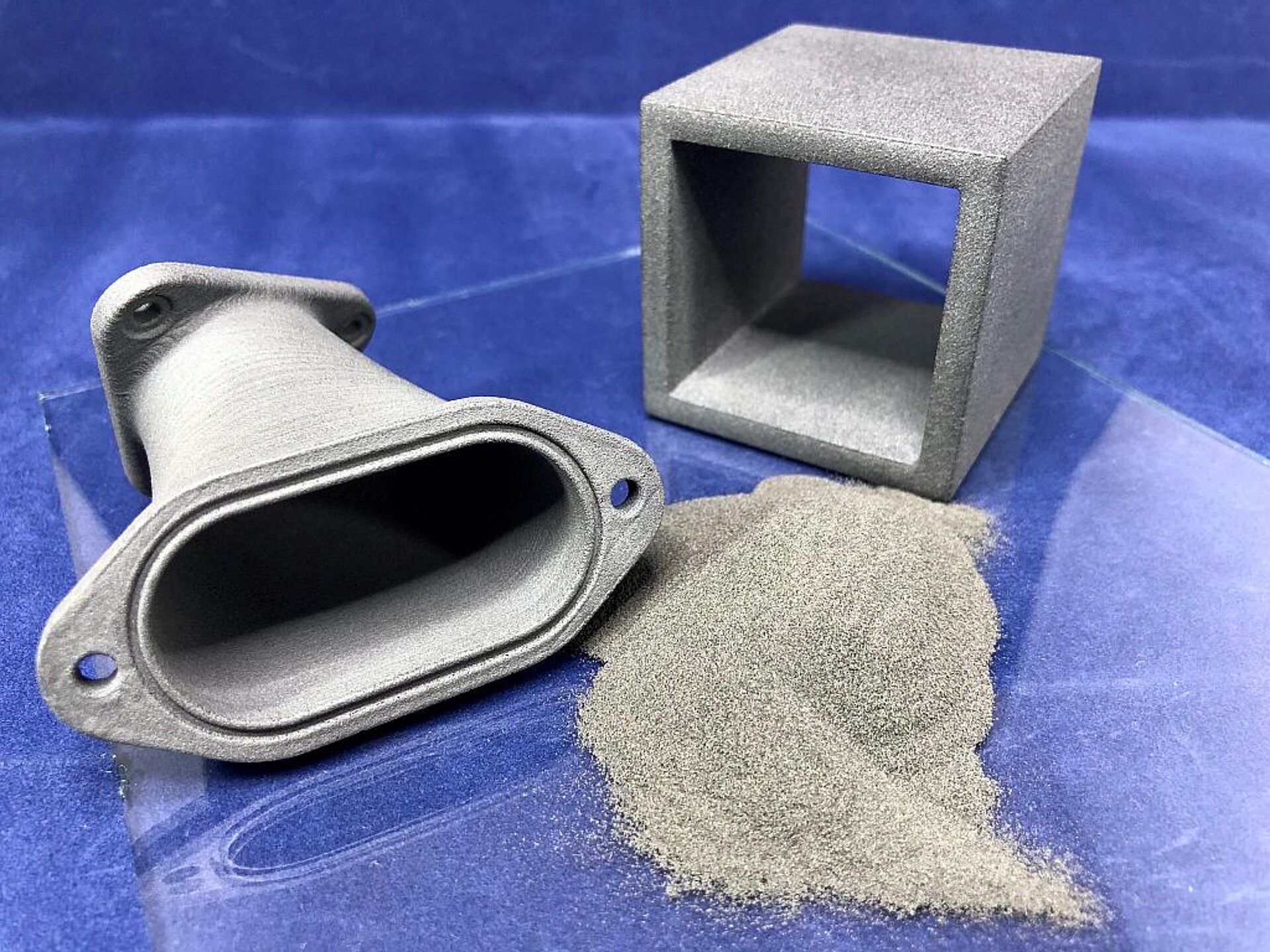 Pulver und lasergesinterte Bauteile aus Luvosint PPS 9268 BK. (Foto: Lehvoss)" width="454" height="340" /></a> Pulver und lasergesinterte Bauteile aus Luvosint PPS 9268 BK. (Foto: Lehvoss)